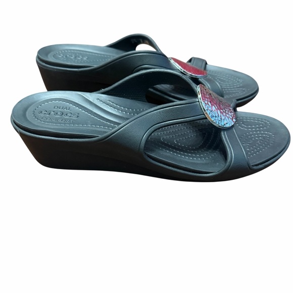 CROCS Sanrah Sandals Women’s Black Hammered Silver Circle Wedge Size 11 - Picture 2 of 3